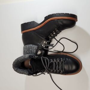 Black womens boots size 8.5 like brand new.